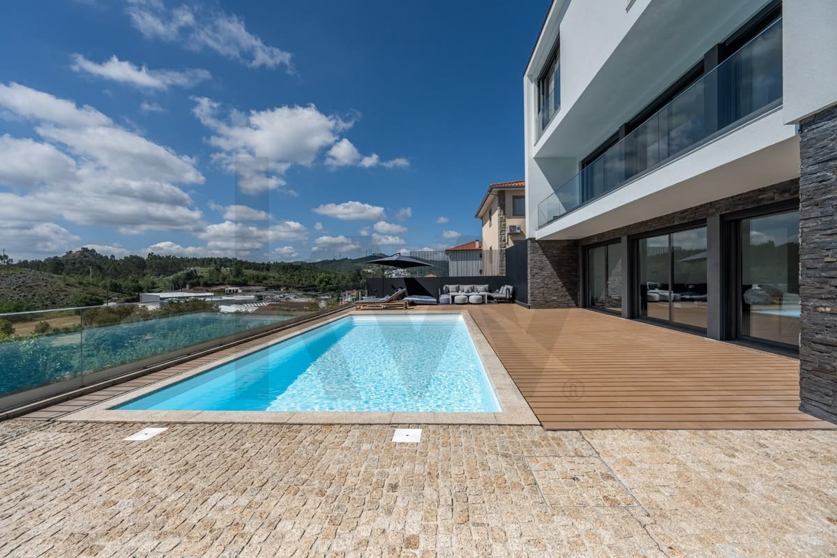Moradia contemporânea com piscina e deck exterior