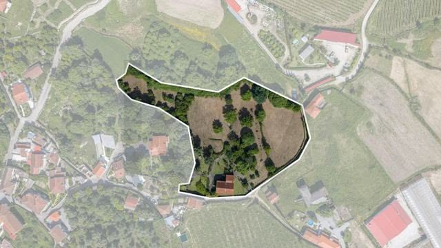 Terreno delimitado em zona rural perto de Braga