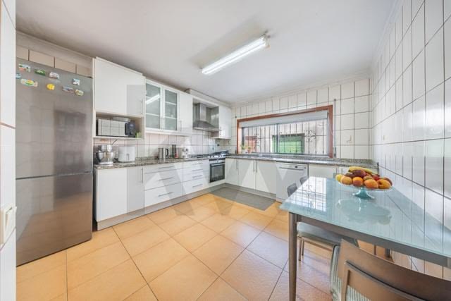 Cozinha equipada com zona de refeições