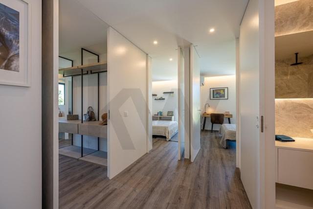 Suite com closet e casa de banho em pedra natural